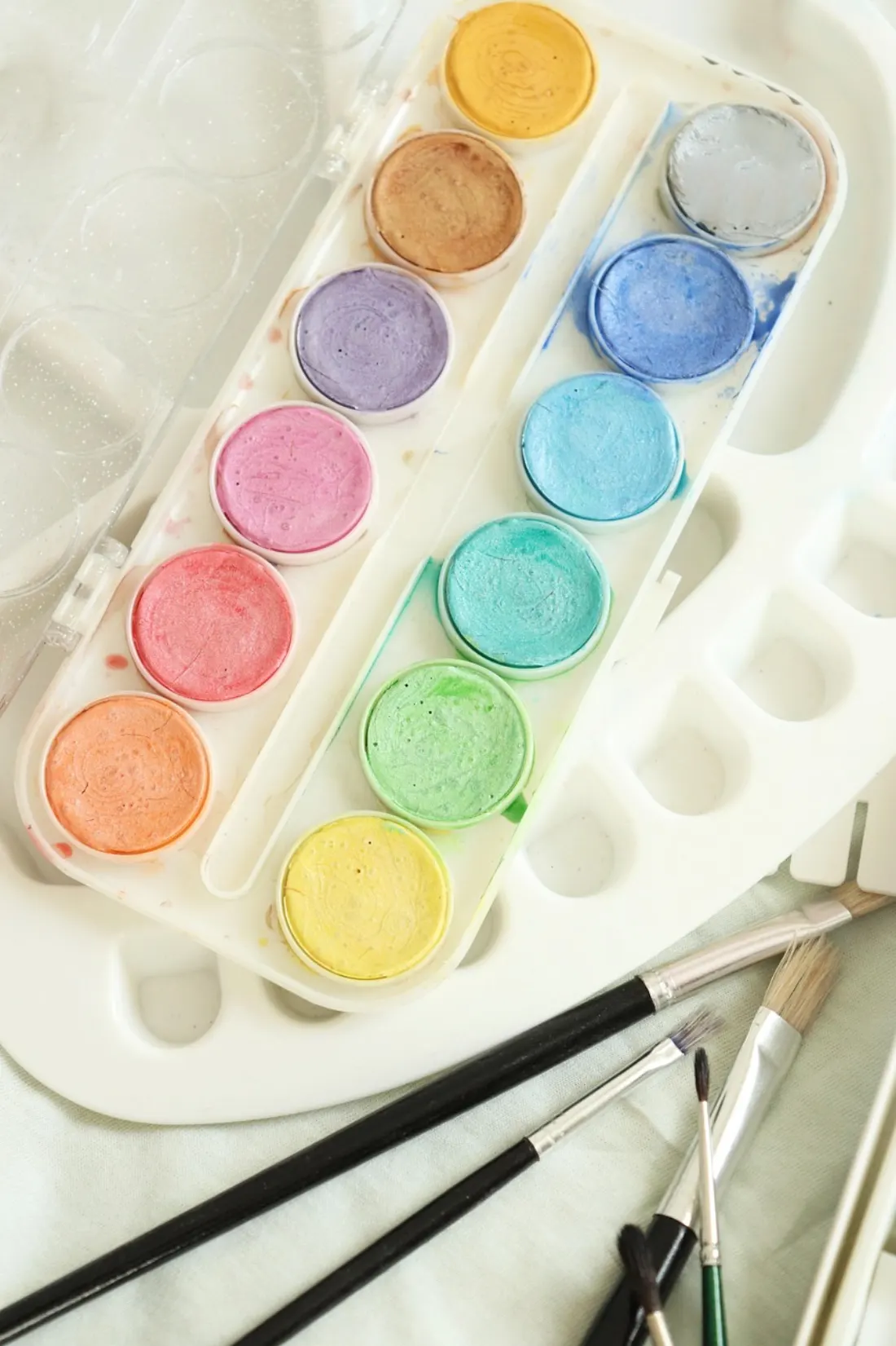 A well-used tray of watercolour pans